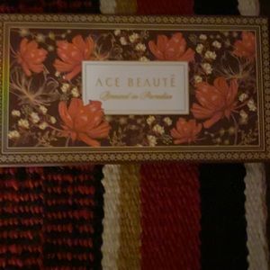 Brand new 16 eyeshadow palettes plus 1 contouring